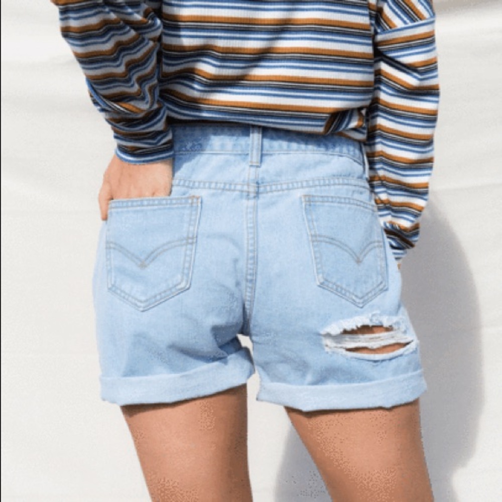 🆕 LIGHT BLUE DENIM CUT OUT ROLL OUT JEAN SHORTS!